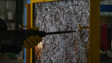 Matkap Close Up, ÜniformaLı İşçi Puncher ile Cam Levha Sondaj, Cam Levha Metal Çerçeve, Stand, Cam Çatlaklar, Yavaş Hareket