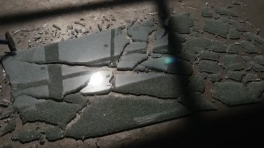 Cam Levha Yerde Yatıyor, Karanlık Oda, Shot, Cam Kırık, Kurşun Geçirmez Cam Testi, Temperli Cam Kırma, Kurşun ile Test