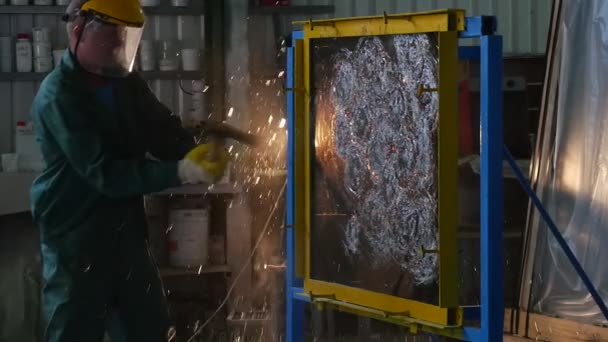 Il lavoratore in uniforme e schermo protettivo sta battendo la lastra di vetro con ascia, lastra di vetro è in telaio in metallo, test di antiproiettile, vetro temperato — Video Stock