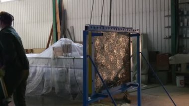 Üniformalı ve Koruyucu Ekran Giyen İşçi, Sarı Eldiven, Cam Çarşafı Hummer 'dan Geçiyor, Kurşun geçirmez Cam Testi, Çarşafın Arkasından