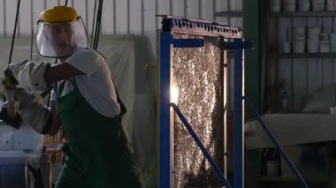 Üniformalı ve Koruyucu Ekran İşçisi Hummer 'dan Cam Sayfayı Kırıyor Metal Çerçeve' de Cam Çatlaklar