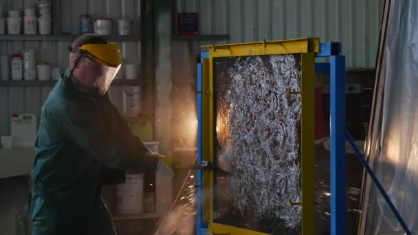 Üniformalı ve Koruyucu Ekranlı İşçi Cam levhayı baltayla dövüyor, Cam levha metal çerçevede, kurşun geçirmez cam testinde, — Stok video