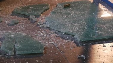 Temperli Cam Üzerine Kırık Levha Düşüyor, Çatlaklar, Cam Ufalanır, İşçi Kırık Camı Kaldırır, Cam Testi