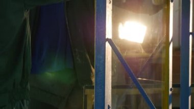 Fabrika Üniforması Üç İşçi, Turuncu Güvenlik Kask İşçi, Eldiven, Metal Çerçeve içine Sac Cam kuruyoruz