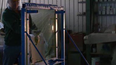 Üniformalı ve Koruyucu Ekran İşçisi Çerçevedeki Camı İki Kere Kırdı, Kurşun geçirmez Cam Kırma Testi Yapıyor