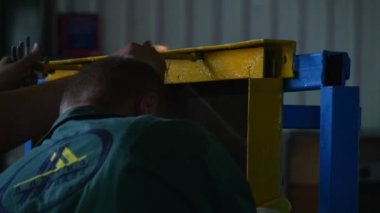 Üniformalı işçiler cıvataları sıkılaştırıyor, metal çerçeveye cam levha yerleştiriyor, kurşun geçirmez cam testleri, ısıtmalı cam kırma, tripleks