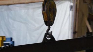 Üniforma ve sarı eldivenler, Battering Ram, Holding işçi Koçbaşını Crackled lass cam levha test ipe asılı