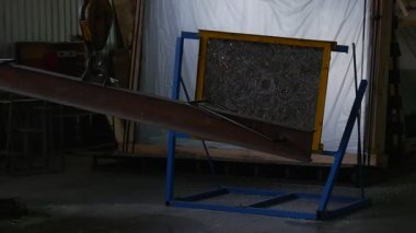 Metal Çerçeve, Stand, Çatırtılı Cam Levha, Hırpalama Ram ile Test Sonrası Cam Levha, Halat Üzerinde Asılı Sallanan Hırpalama Ram