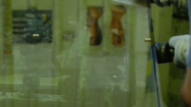 Cam Sac Kenarı Boyama, İşçi Cam Kenarı Boyama, İşçiNin Elleri, Cam Levha Dönüyor