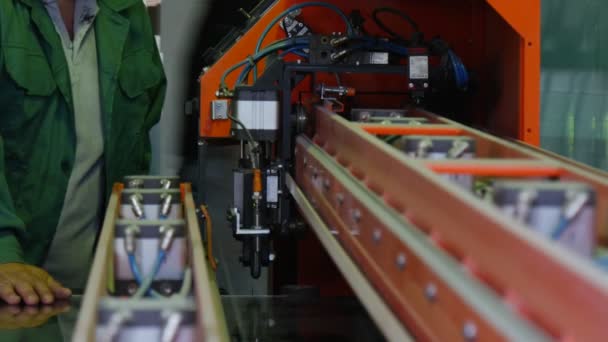 Trabajador en uniforme en la máquina, manos del trabajador, primer plano de la máquina, máquina en funcionamiento, máquina móvil, luz dentro de la máquina — Vídeo de stock