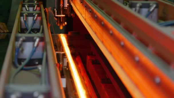 Arbeiterhände, Maschine aus nächster Nähe, Licht im Inneren der Maschine, Glasverarbeitungsmaschine — Stockvideo