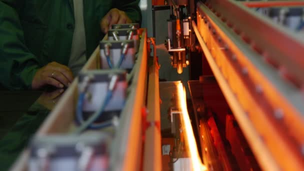 Trabalhador em uniforme na máquina, Coloque a folha de vidro na máquina, Mãos do trabalhador, Fechar a máquina — Vídeo de Stock