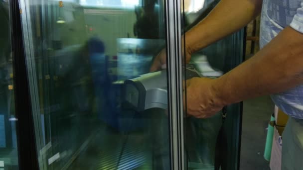 Mani del lavoratore Primo piano, spingendo i pulsanti di un dispositivo, dietro lo schermo di vetro — Video Stock
