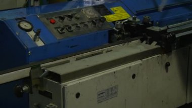 Mavi Makine, İşçi Cam Kenar için Metal Çerçeve yapıyor, Camlı Pencereler için Kenar, Camlı Windows yapma, İşçi Elleri