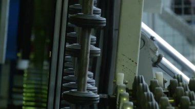 Makine Tekerlekleri, Çalışma Makinesi, Makinede Çalışan, Adam Koşu Makinesini Gözlemliyor