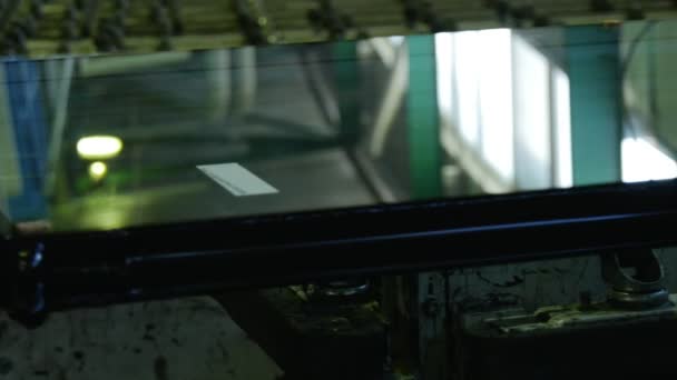 El borde de la hoja de vidrio se pinta con negro, manos del trabajador, cepillo, manos en guantes de cerca — Vídeos de Stock