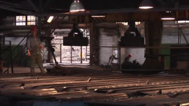 Vinç Yükleyici Güvenlik Kaskında Metal İşçisini Yüklüp Yükleyiciye Bakıyor