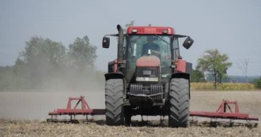 Traktör Bir Horizon Traktör Üzerinde Pulluk Uçan Toz Alan Ağaçlar ile Toprak Pulluk Olduğunu Sürücü Siluet Pulluk Yakın Tekerlekler Close Up Yaklaşıyor