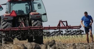 Traktör Man Pulluk Tarafından Tahrik Edilir Traktör Sürücüsü Traktör Kabin Indi Yerden Taş Pick Up ve Dışarı Attı Kabin üzerinde var