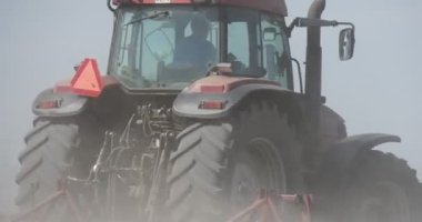 Kabin Siluet Traktör De Traktör Tekerlekler Close Up Man Sürücü Bir Horizon Dusty üzerinde Bir Horizon Ağaçlar Fabrikaların Alan Traktör Tüpleri Pulluk olduğunu