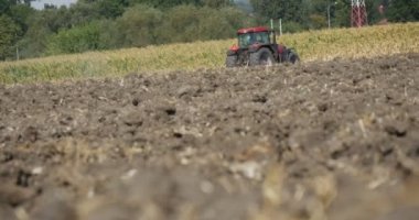 Traktör Tarla Toprağını Sürüyor Yakın Çekici Ufuk Yeşili Ağaçlar ve Çalılar Üzerinde Kamera Evleri ve Sokak Lambalarından Uzak