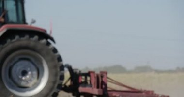 Saman Yakın Traktör ile Toprak Bir Horizon Ağaçlar Üzerinde Fabrikaların Traktör Tüpleri Arkasında Alan Traktör Stop Pulluk Pulluk olduğunu