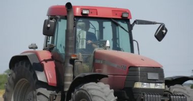 Traktör Kabin Traktör Sürücü Siluet I Çimdik Lsürat Pulluk Toprak Close Up altında Uçan Toz Pulluk