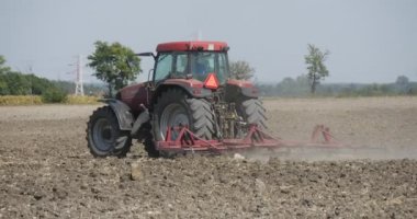 Traktör Tarla Yıkıyor Sol Pulluk Tarlauzun Ayarı Uzun Yol Uçan Toz Arabalar Ufukta Yol AğaçlarıNın Yanında Yol Ağaçlarının Yanından Geçiyor