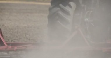 Traktör Yakın Pulluk Yakın Sürücü'nün Siluet Traktör's Backside Traktör Uzak Traktör Bir Ufukta Field Trees Evleri Pulluk olduğunu