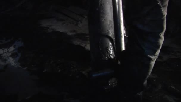 Deux travailleurs dans le mien travaillent avec de grands hommes d'outil en vêtements de travail dans des casques de sécurité avec des lampes sur un casque avec des respirateurs 