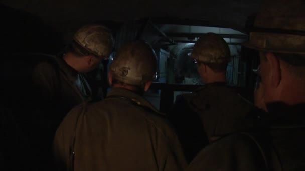 Lavoratori minatori stanno camminando da Corridoio a The Mine Men in abbigliamento da lavoro in caschi di sicurezza con lampade su un casco con respiratori — Video Stock