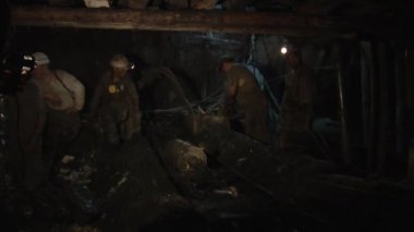 Dört İşçi Madenciler Erkekler Güvenlik Kask ve Lambalar Bir Kask Respirators Erkekler Madende Çalışıyoruz