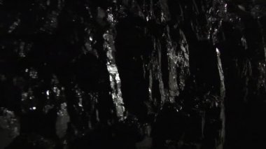 Kömür Maden Close Up İzleme Sağ Taşlı Kömür Siyah Shining Kömür Yeraltı Kömür bir Lamplight Shining