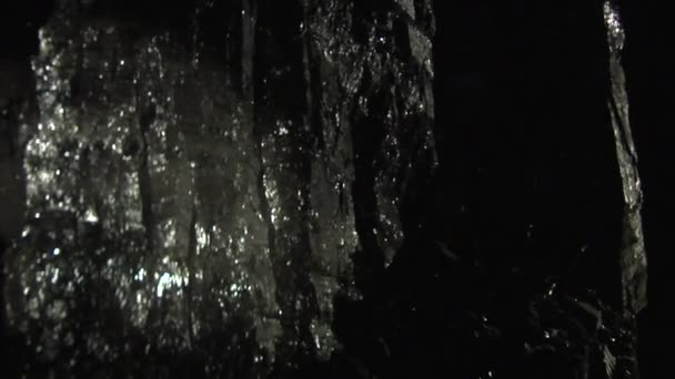 Charbon Pierres morceaux de charbon Charbon noir brillant sur la lampe souterraine — Video
