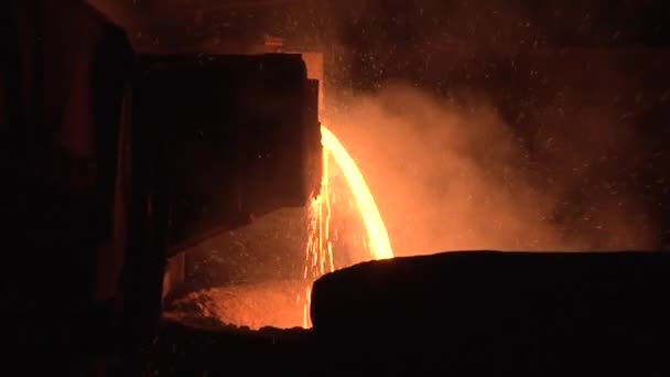 Derramamento de metal iguid a partir do tanque laranja quente metal fumaça faíscas de laranja — Vídeo de Stock