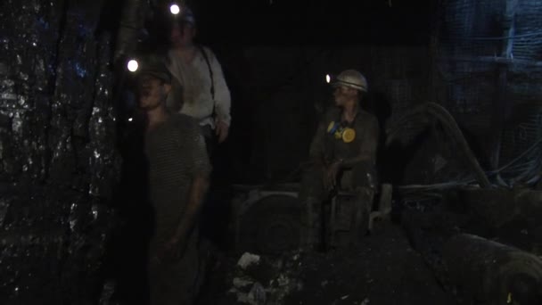 Három dolgozók vannak állandó bányászok fordult fejek férfi biztonsági sisakok és sisakok-légzésvédő férfiak lámpák dolgozik az enyém: — Stock videók