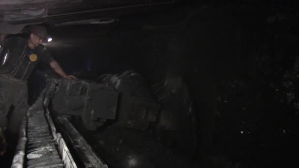 Двома працівники шахтарів вугілля Буровий верстат є буріння масштабування у чоловіків у безпеки касок лампи на шоломи працівників у шахту — стокове відео