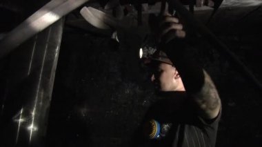 İşçiler madenciler ve destekler ayağı çalışan benim emniyet kask ve lambaları bir kask işçiler madende üzerinde cıvata erkeklerde sıkma