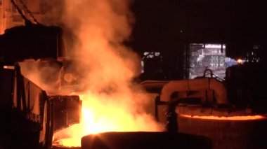 Metal turuncu ışık Metal kaynar Kaynama bir Tank duman Metalurji fabrikası olduğunu