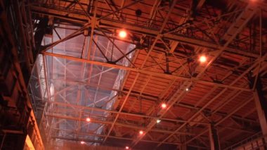 Metal turuncu ışık kaynar ile tank fabrika ekipmanları işçi erkekler Emanet kask içinde kıvılcım.