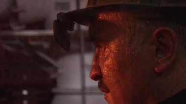 Adam ile bıyık terli yüz gözler yakın kadar turuncu ışığına Emanet kask koruyucu gözlük işçi erkeklerde aracılığıyla arıyor