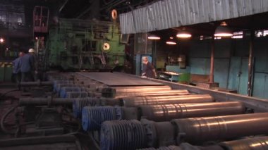 Üç işçi erkek ve yaşlı kadın kıdemli Metal haddeleme makine Silindirler Emanet kask erkeklerde işçi zımpara