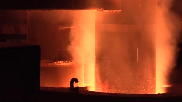 Metalen oranje licht vloeibaar metaal sluiten van metaal in een Tank smelten — Stockvideo