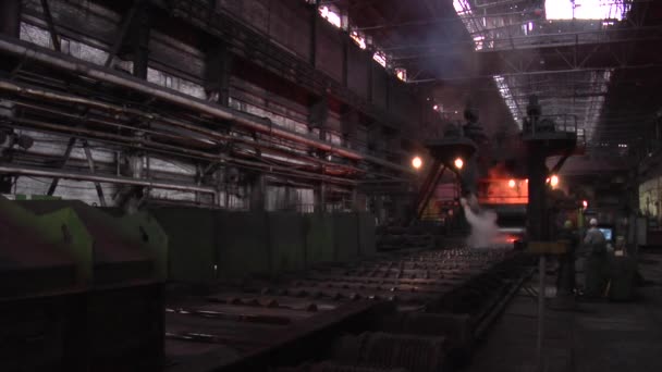 Dört işçi vasıl belgili tanımlık makine çalışırken uzun sac Metal turuncu sıcak Metal levha Emanet kask Silindirler işçi erkeklerde üzerinde Metal — Stok video