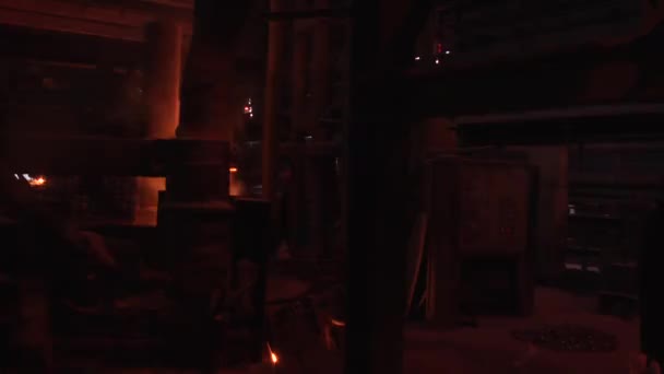 Кипящий металл Дистанционно оранжевый свет за трубами Металл кипит в цистерне дымовой металлургический завод — стоковое видео