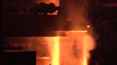 Metal turuncu hafif sıvı Metal yakın Metal bir tank, Emanet kask erkeklerde işçi kadar erime