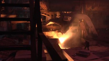 Yüksek Fırın Turuncu Işık Duman İşçisi Güvenlik Kask lar Içinde Yüksek Fırın Kaynak Kaynakçı Gölge Mavi Işık İşçierkekler içine Kömür Yükleniyor