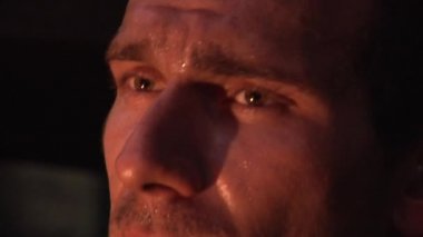 İşçinin yüz gözleri ter turuncu ışık fırın aldı üzerinde koruyucu ekran sıcak işçi Men, Emanet kask arıyor