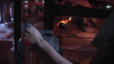 Vinç Sürücüsü Kadının Eli Kolu Hareketli Vinç Yüksek Fırın Pencere Fabrikası Top Down İşçi Erkekler üzerinden Güvenlik Kask olduğunu