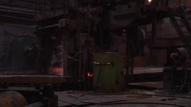 Turuncu sıcak sac gelen işçinin koruyucu ekranında haddelenmiş sac levha Metal sopa işçi erkeklerde Emanet kask ile dokundu